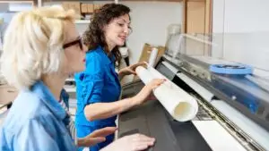 Descubre la impresión látex: técnica eco-amigable, versátil y de alta calidad en publicidad. Aprende sus ventajas y aplicaciones con Qreatica.